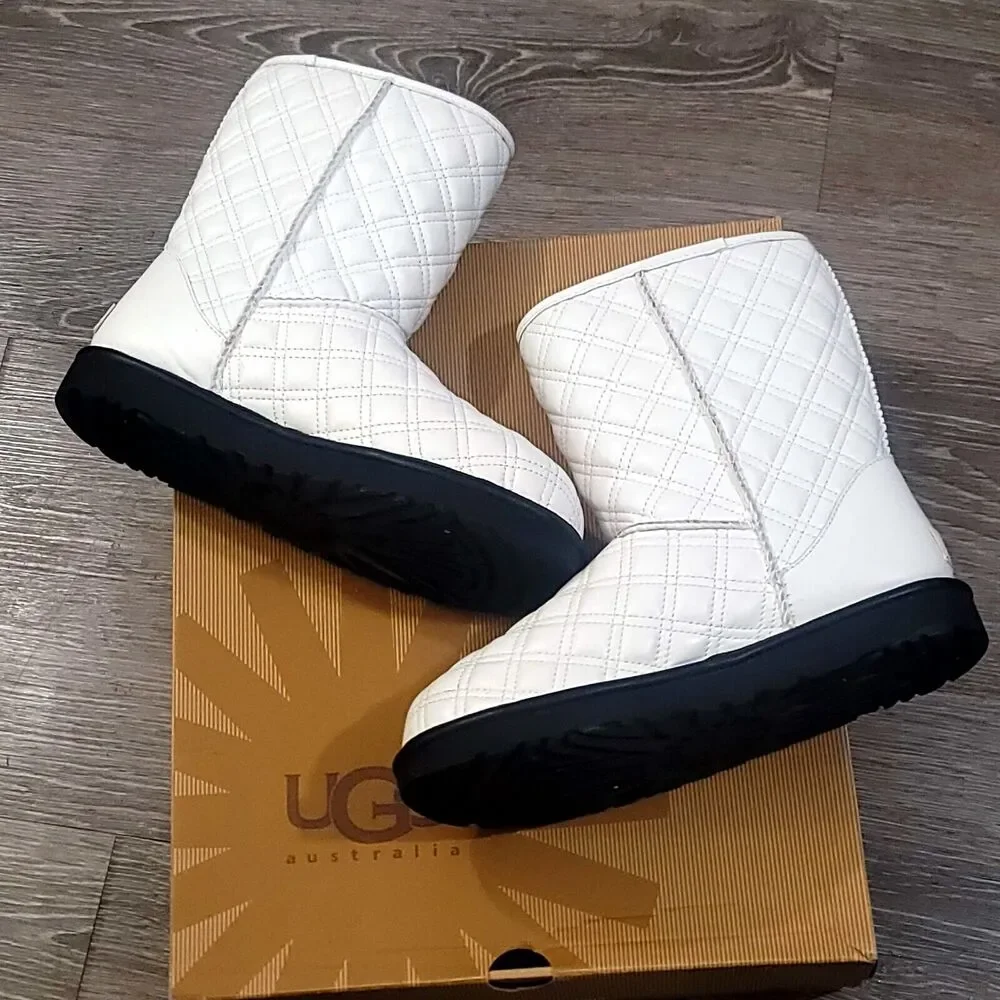 Ugg Classic Short II Quilted White Leather Boots Size 9
